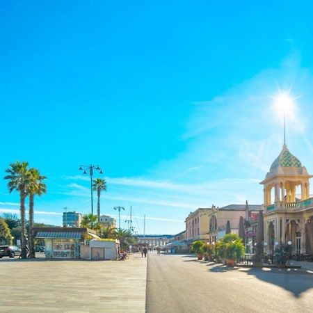 Villino San Martino 350M Dal Mare With Covered Parking Viareggio Exteriör bild