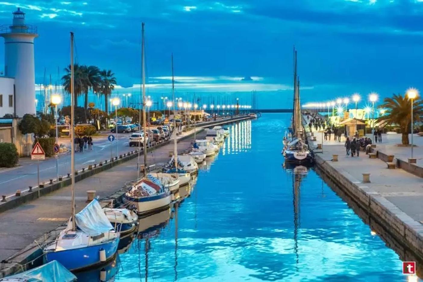 Villino San Martino 350M Dal Mare With Covered Parking Viareggio Exteriör bild
